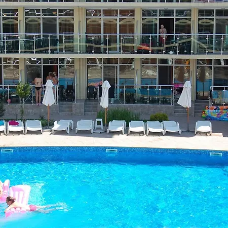 Julia Family شقة فندقية 3*