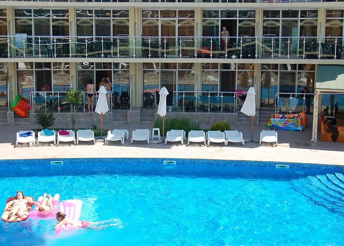 Julia Family Aparthotel 3*